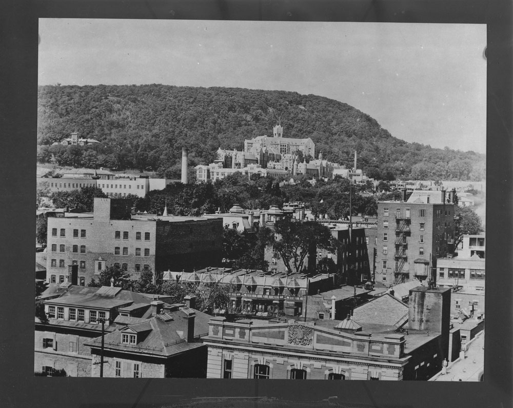 a black and white photo of a city