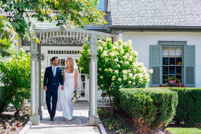 Intimate outdoor wedding at Auberge du Pommier in Toronto